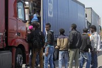 Uprchlíci využívají stávku v přístavu Calais, dobývají se do kamionů