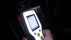 VIDEO: Opilý řidič BMW nabízel strážníkům úplatek. Pomoci mu přišel kamarád s taškou plnou peněz
