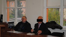 Obžalovaný úředník Jaroslav S. (vpravo) vinu odmítá