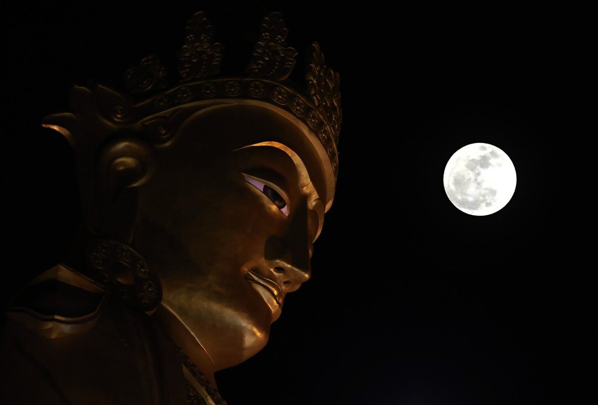 Superúplněk si »prohlédla« i socha Buddhy v myanmarském Yangonu.