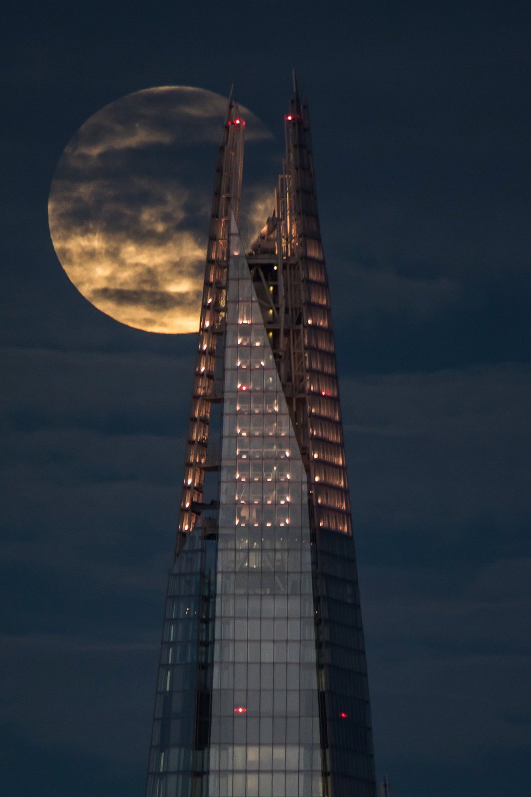 Batmanova základna? Ne, moderní mrakodrap Shard v Londýně.