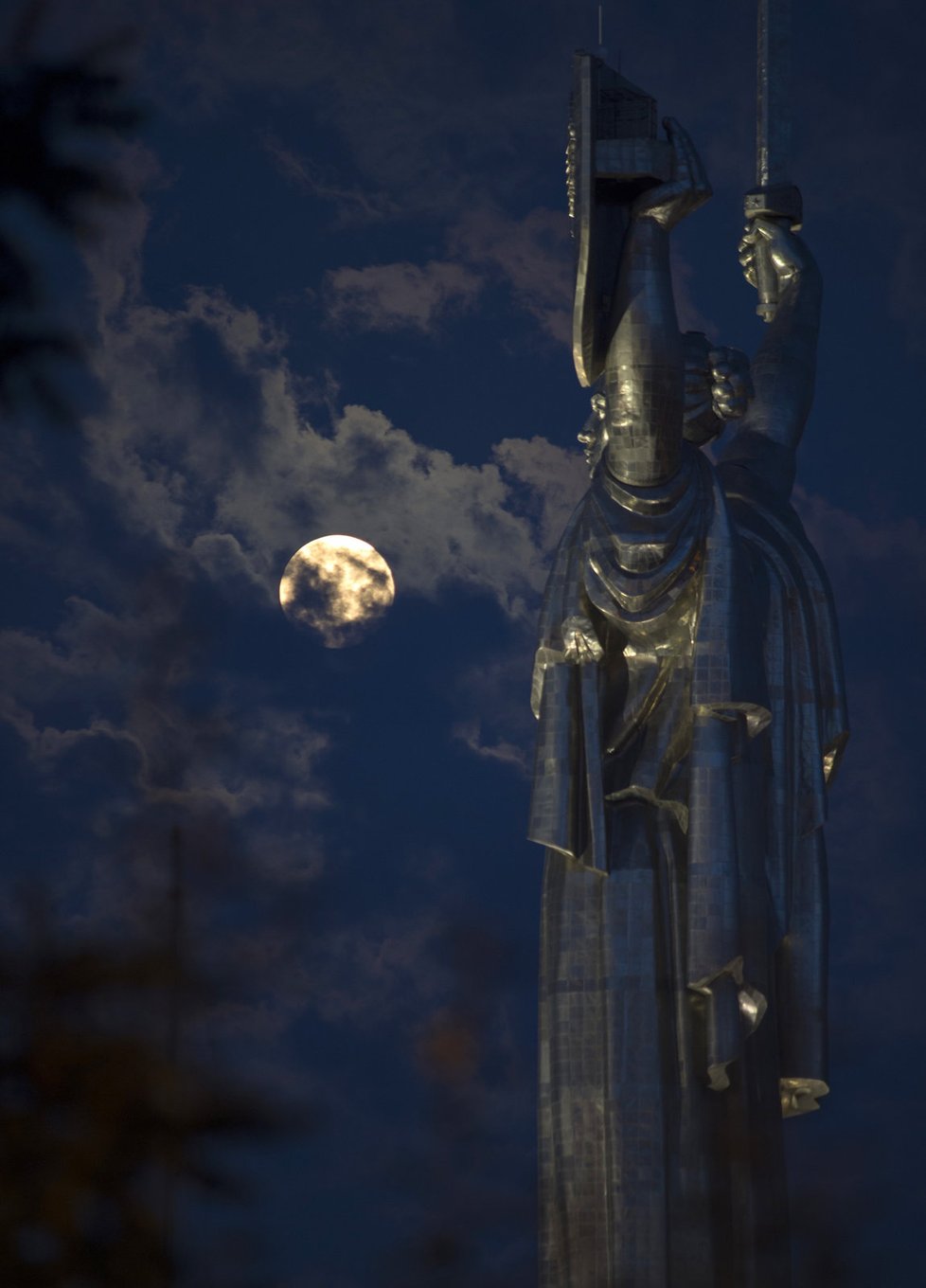 V Kyjevě se superúpněk prodíraal mezi mraky, aby ozářil sochu Matku Vlast