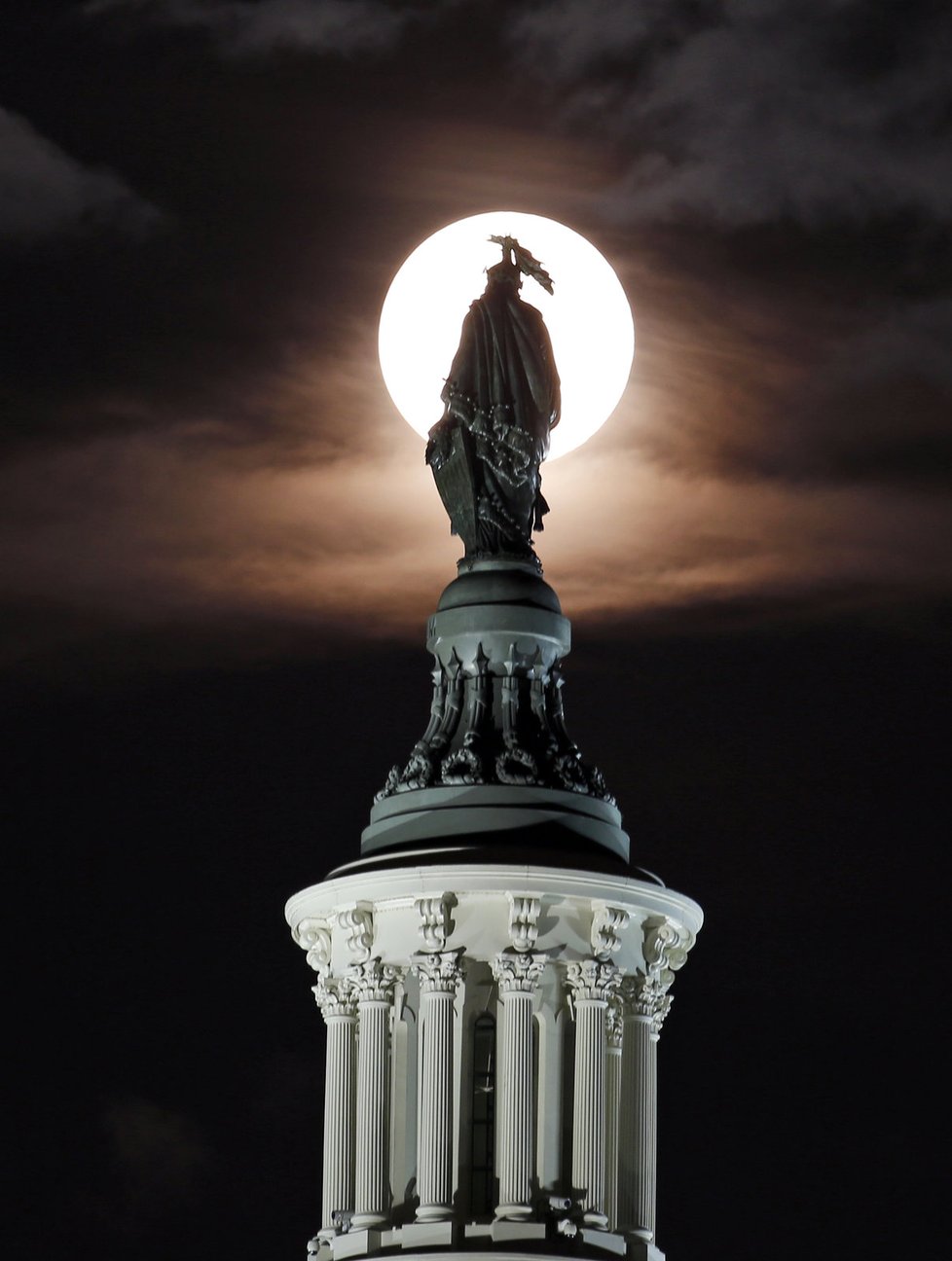 Měsíc ozářil Sochu svobody na vrcholu Kapitolu ve Washingtonu