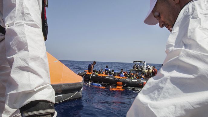 U břehů Libye zahynulo nejméně 300 imigrantů
