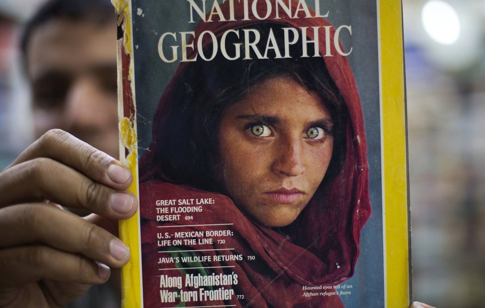 Pákistán deportoval slavnou uprchlici z obálky National Geographic.