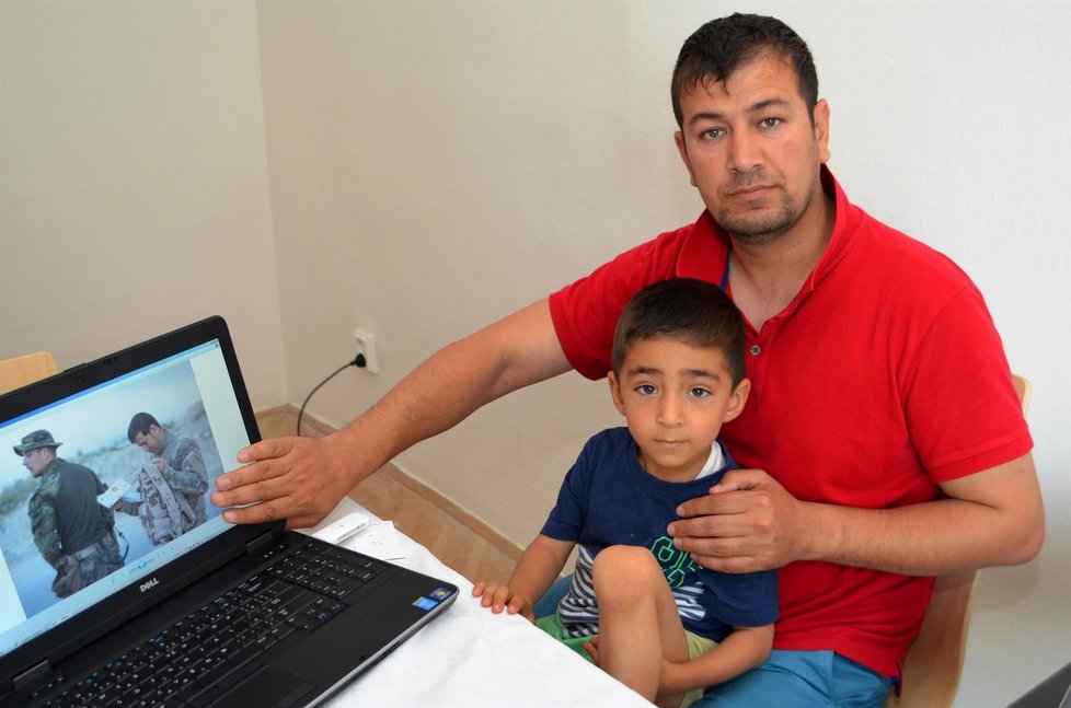 Nimatullah přišel do Česka s ženou a dvěma dětmi. Syn Rafiullah se od táty skoro nehne. Afghánec se denně učí česky a doufá, že najde práci, aby uživil rodinu.
