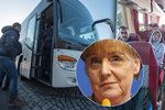 Bavoři se naštvali, jeden z politiků poslal kancléřce uprchlíky vlastním autobusem.