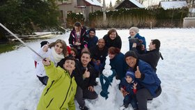 Většinu ze 14 uprchlíků, kteří jsou ve Smilovicích, propojují rodinné vazby. Radost mají z bezpečí, vřelého přijetí a sněhu. Postavili prvního sněhuláka.