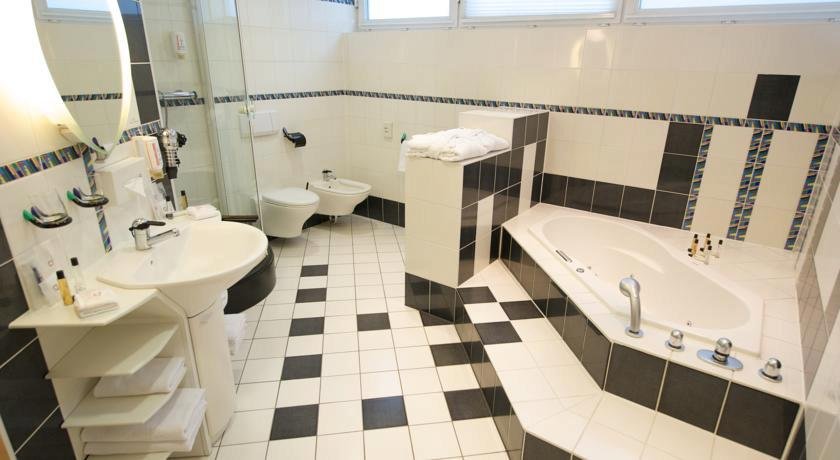 Koupelna hotelu, který plánuje pro uprchlíky pronajmout berlínská radnice.
