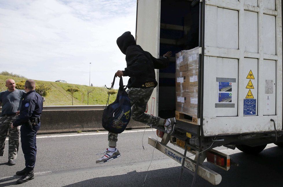 Migranti vnímají skrývání v kamionech jako jeden ze způsobů, jak se dostat do vytoužených zemí.