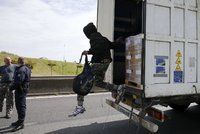 „Ptákovina,“ zuří kamioňáci a hájí Čecha, co dostal za 15 migrantů v chlaďáku dva roky