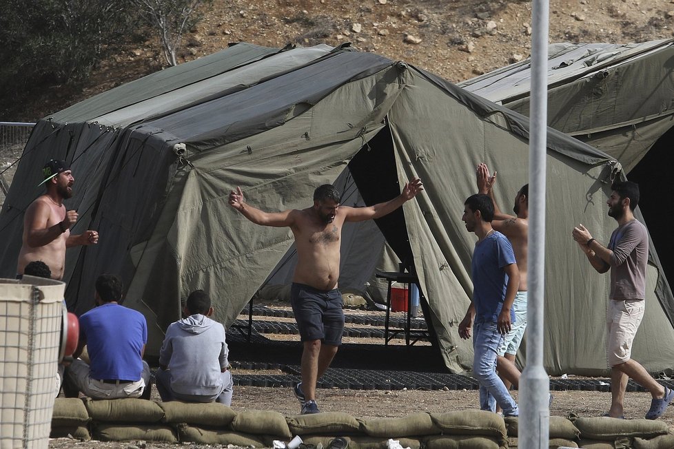 Uprchlíci se omylem vylodili na britské letecké základně na Kypru.