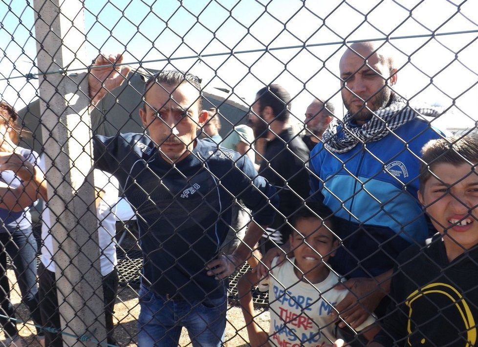 Kypr čelí migrační krizi. Uprchlická centra jsou přeplněná a lidé musí stanovat v parcích.
