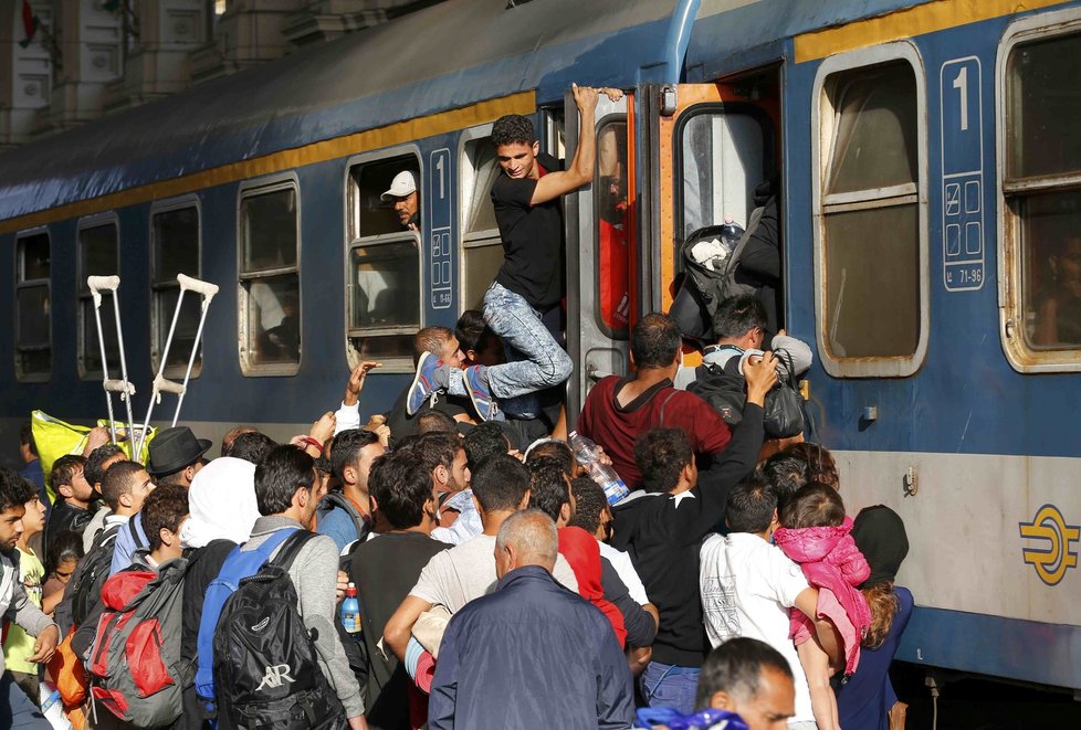 U budapešťského nádraží Keleti přebývá až tři tisíce uprchlíků. Doufají, že se jim podaří dostat na vlak do Německa.
