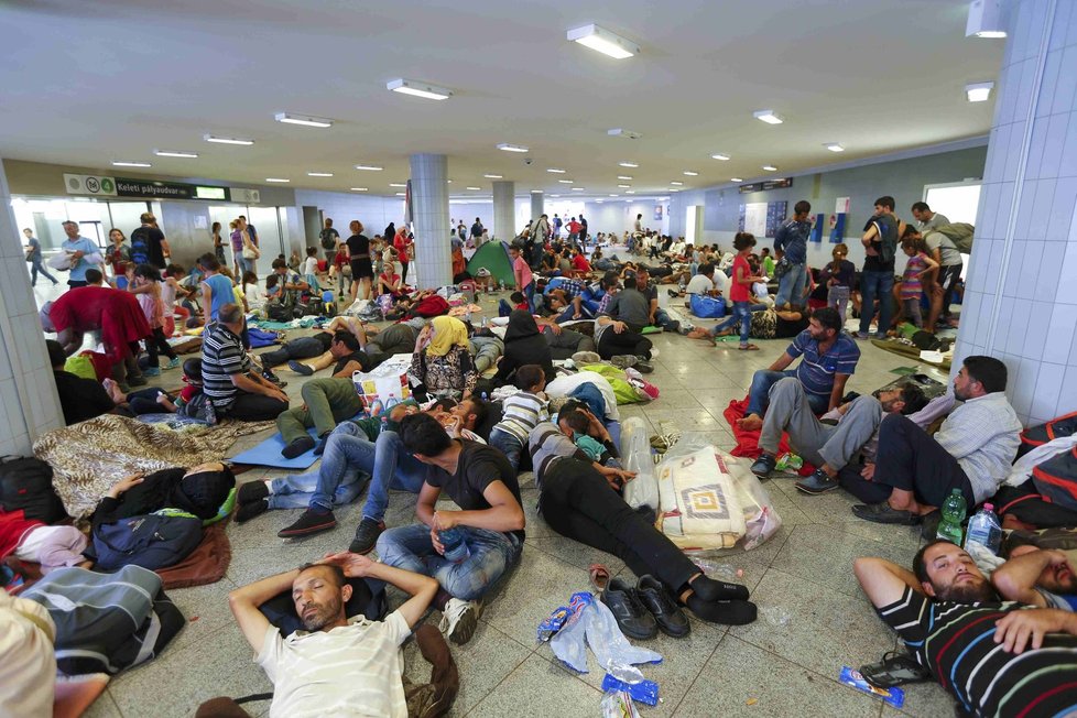 U budapešťského nádraží Keleti přebývá až tři tisíce uprchlíků. Doufají, že se jim podaří dostat na vlak do Německa.