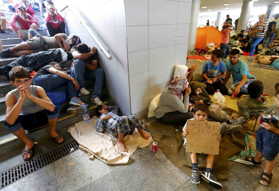 U budapešťského nádraží Keleti přebývá až tři tisíce uprchlíků. Doufají, že se jim podaří dostat na vlak do Německa.