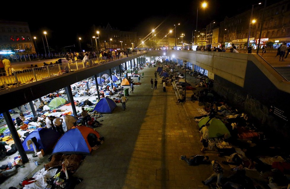 U budapešťského nádraží Keleti přebývá až tři tisíce uprchlíků. Doufají, že se jim podaří dostat na vlak do Německa.