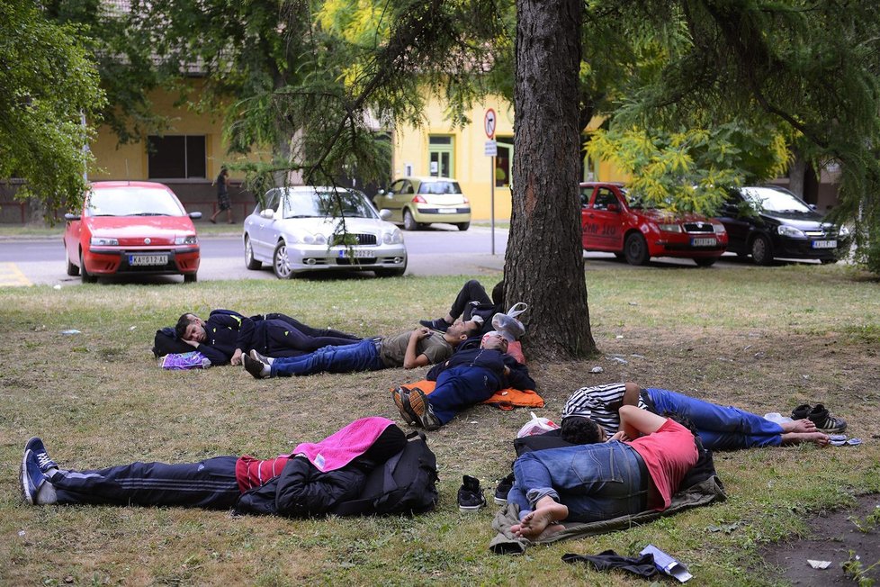 Uprchlíci spí v maďarských parcích.