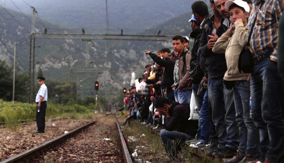 Běženci čekají na kolejích vlak. Některé jedou do Česka.