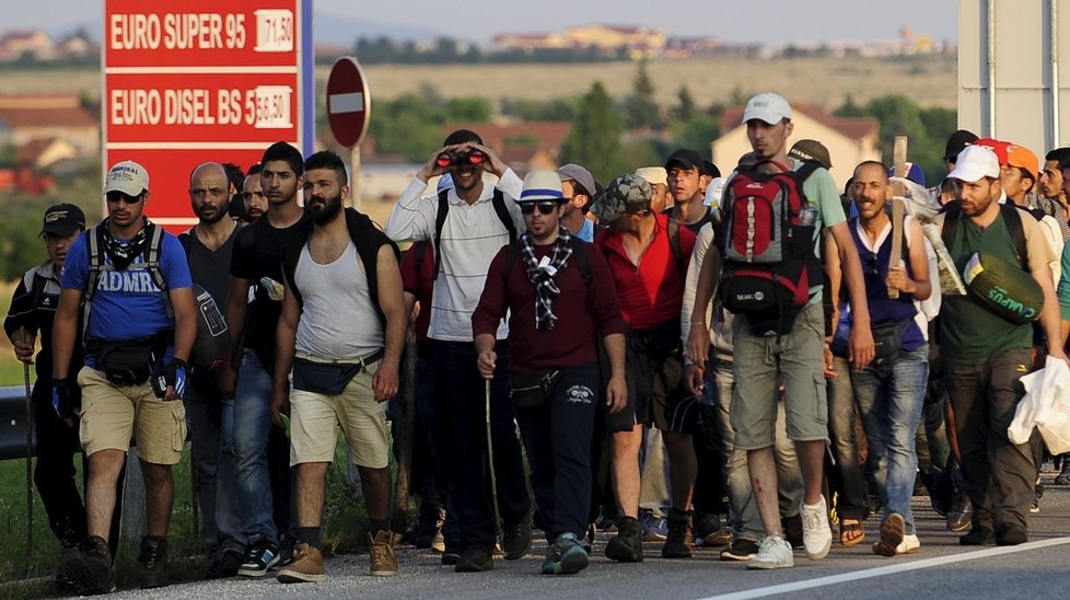 Snímky zachycují v Maďarsku tisíce běženců.