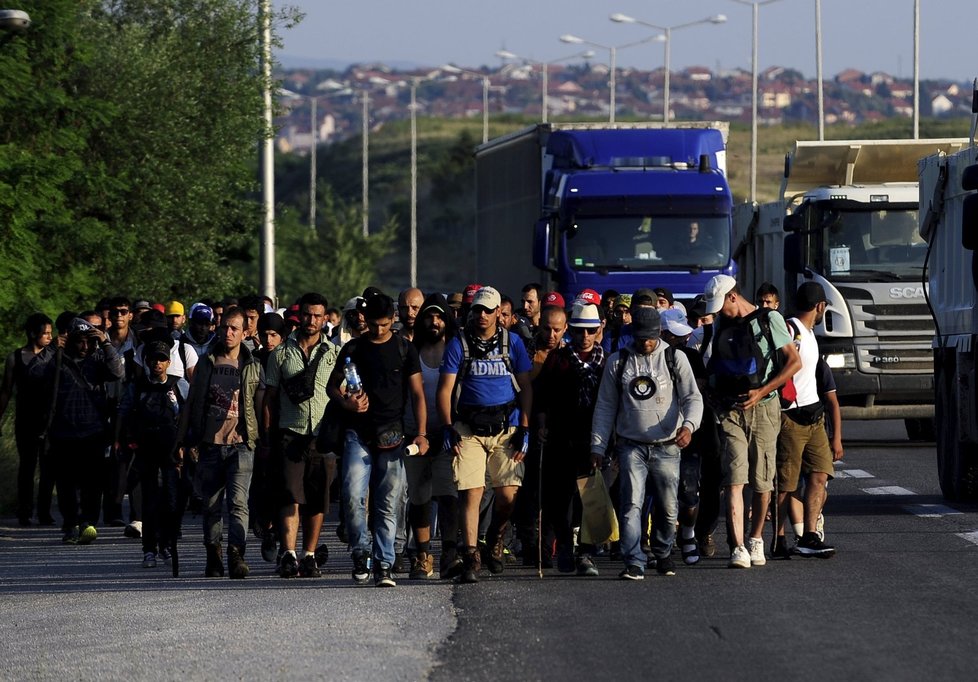 Běženci na maďarských silnicích.