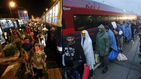 2000 migrantů míří z Maďarska do Rakouska a Německa.