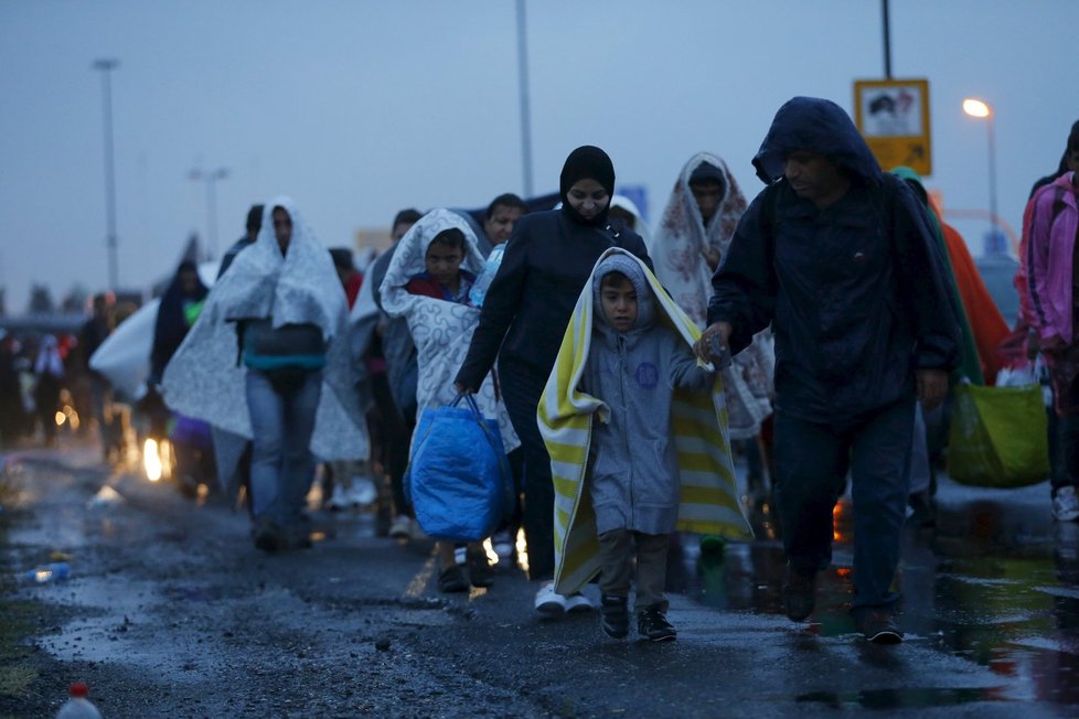 2000 uprchlíků míří z Maďarsko do Rakouska a Německa.