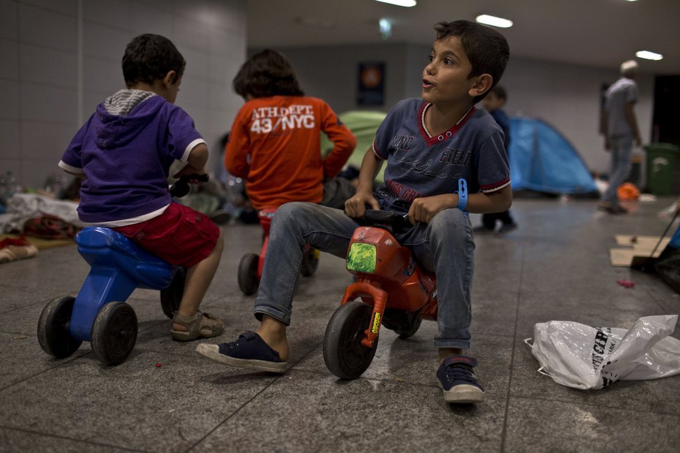 2000 uprchlíků míří z Maďarsko do Rakouska a Německa.