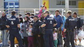 Rakouští policisté a zástup migrantů