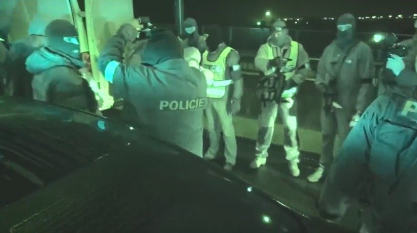 Policie zadržela tři převaděče, kteří do Německa vezli 22 uprchlíků.