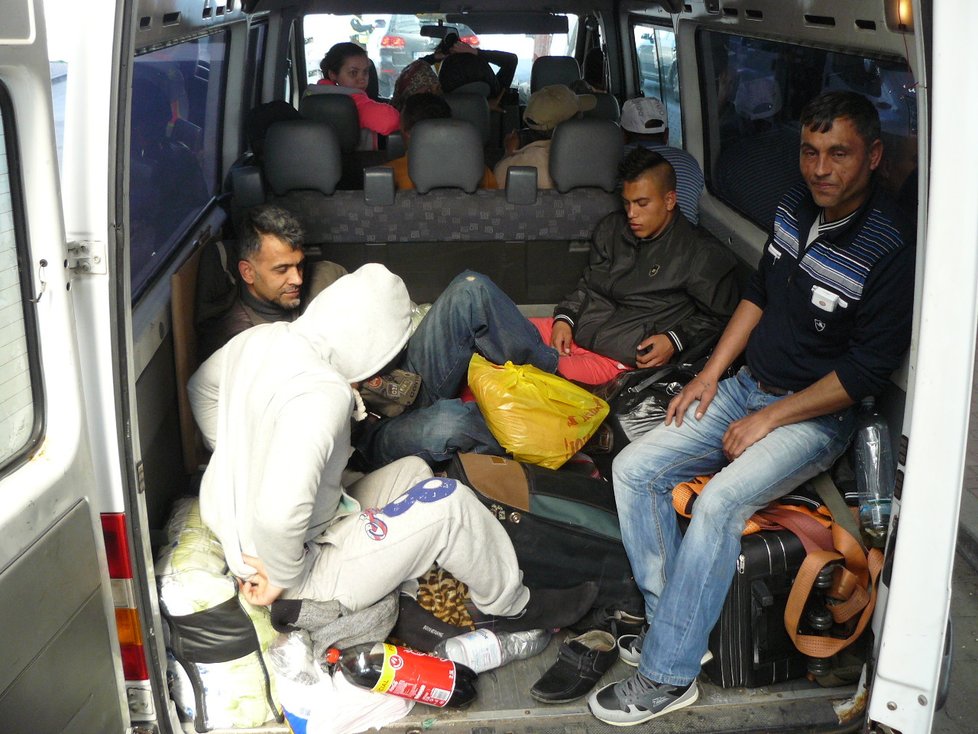 Břeclav, neděle 21. 6. 2015 - policisté odvážejí další várku migrantů na služebnu.