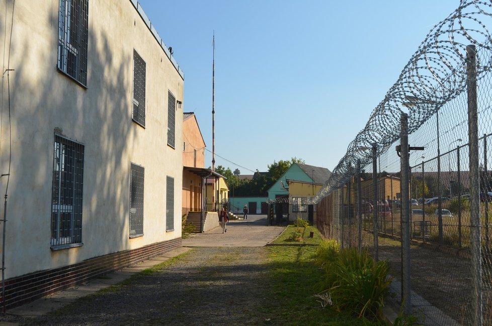 Nové zařízení pro uprchlíky v Drahonicích vzniklo v bývalé věznici. Stát stálo 10 milionů Kč.