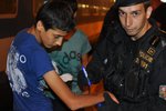 Policista s běženci, kteří vnikli nelegálně do ČR