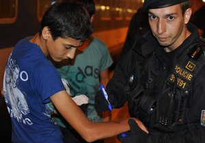 Policista s běženci, kteří vnikli nelegálně do ČR