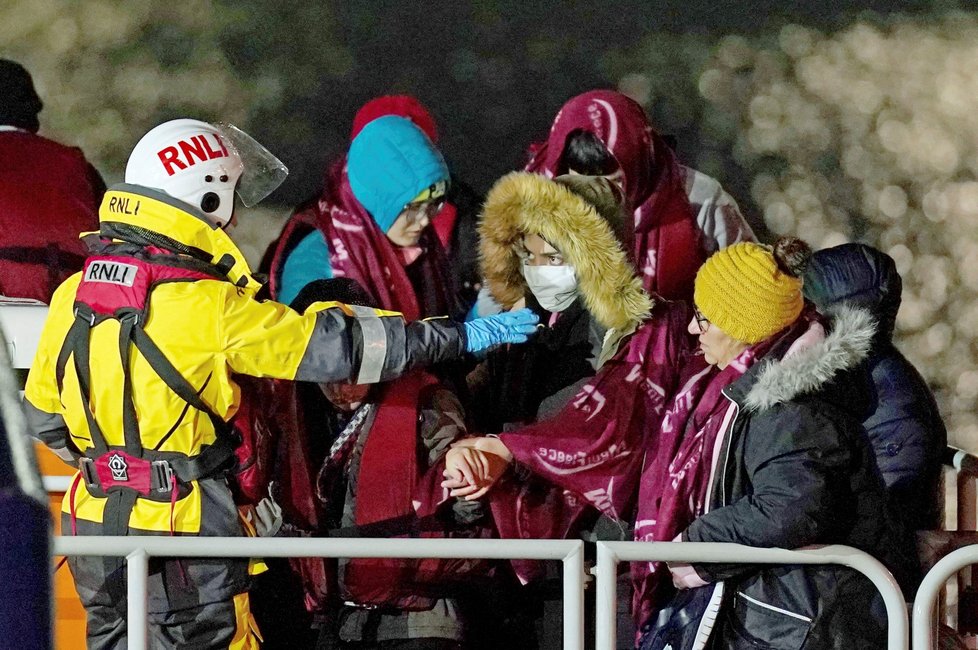 V Lamanšském průlivu zemřelo 27 migrantů poté, co se s nimi převrátil člun. Další to ale neodradí.