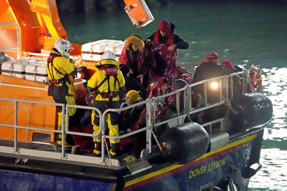 V Lamanšském průlivu zemřelo 27 migrantů poté, co se s nimi převrátil člun. Další to ale neodradí.