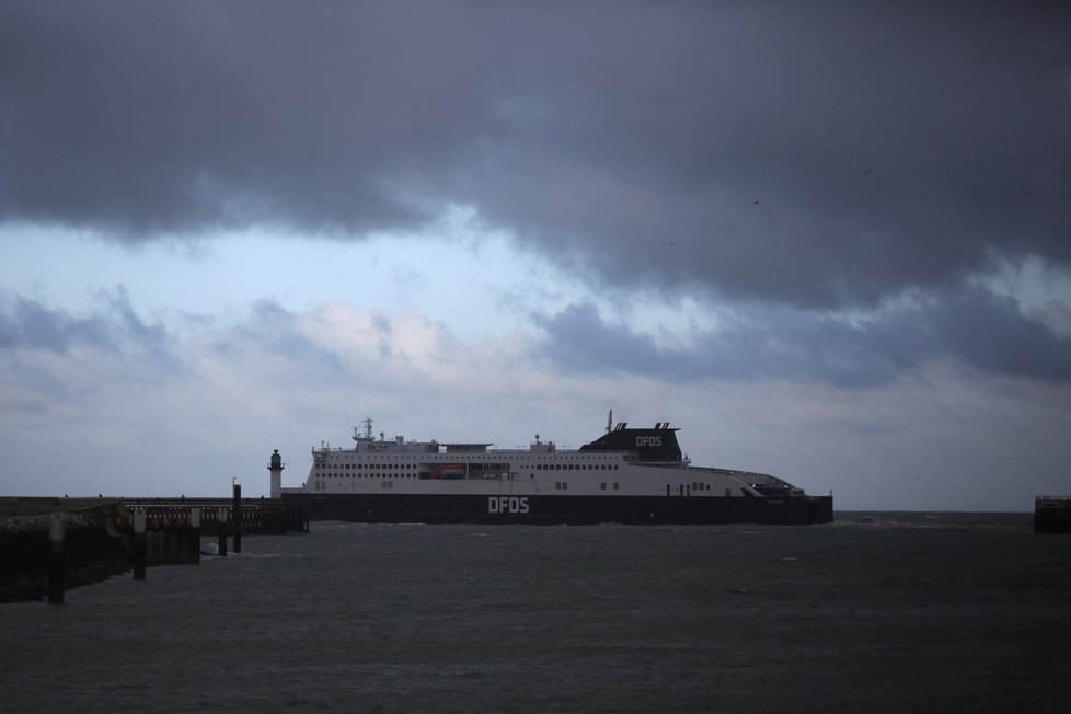 Trajekt opouští Calais. Migranti pluli na nafukovacím člunu nevalné kvality.