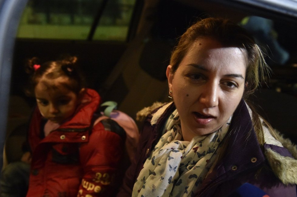 Osmičlenná rodina Iráčanů odcestovala 7. dubna brzy ráno vlakem z Brna do Prahy na letiště, odkud odletěla zpět do své vlasti