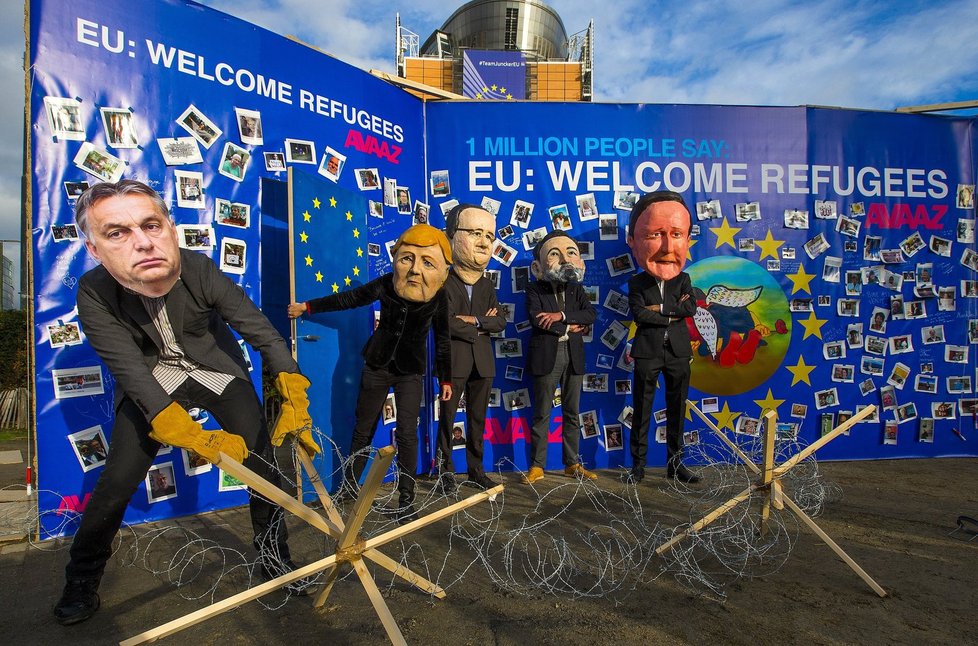 Na karikatuře na téma přijímání uprchlíků se v Bruselu objevili zleva Viktor Orbán (natahující maďarský plot) a lídři EU Angela Merkelová, Francois Hollande, španělský premiér Mariano Rajoy a David Cameron