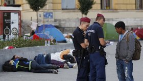 Kolem nádraží Keleti se utábořily zhruba dva až tři tisíce běženců. Mimořádně kritická je kvůli tomu hygienická situace.