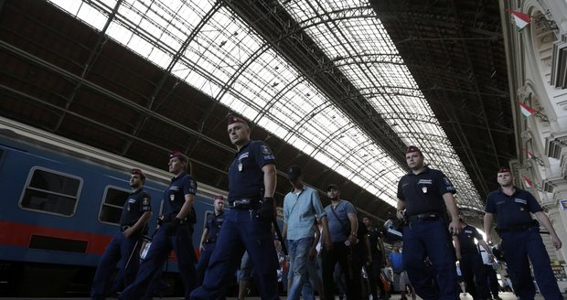 U budapešťského nádraží Keleti panuje napětí. Běženci chtějí pryč 