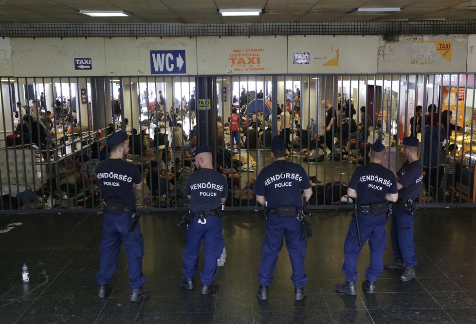 Policisté, kteří kontrolují všechny přístupové cesty, migrantům brání ve vstupu na nádraží.