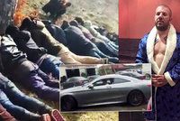 Lovec migrantů má armádu fanoušků: Kupuje si auta za miliony, ISIS mu slibuje smrt!