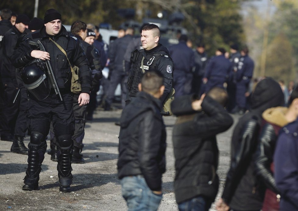 Po střetech v táboře bulharská policie zadržela 400 migrantů.
