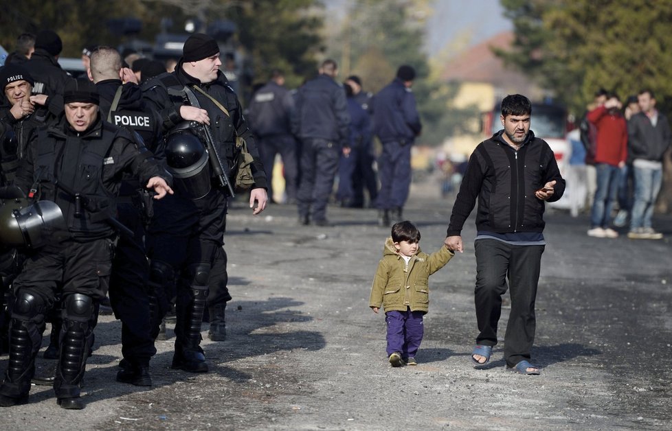 Po střetech v táboře bulharská policie zadržela 400 migrantů.
