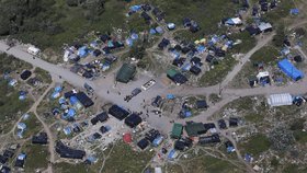 Uprchlíci z francouzského Calais žijí v táboře New Jungle (Nová džungle)