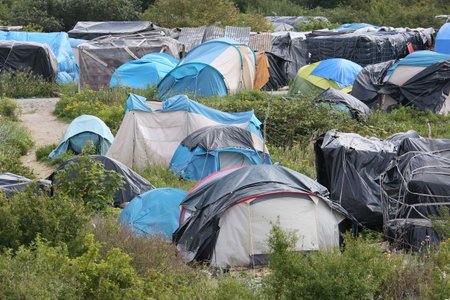 Uprchlíci z francouzského Calais žijí v táboře New Jungle (Nová džungle)