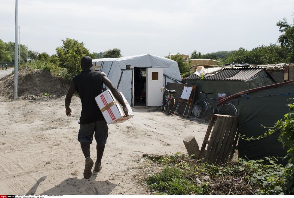 Uprchlíci z francouzského Calais žijí v táboře New Jungle (Nová džungle)