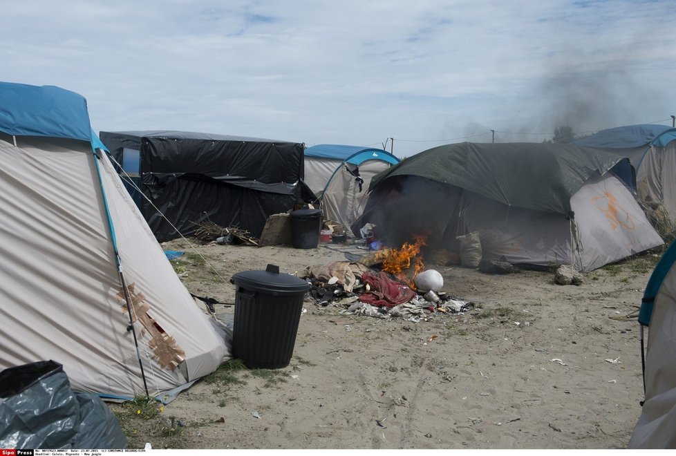 Uprchlíci z francouzského Calais žijí v táboře New Jungle (Nová džungle)