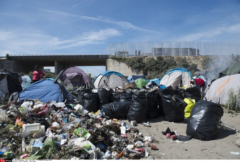 Všudypřítomné odpadky a nepořádek. I takový je tábor uprchlíků v Calais.